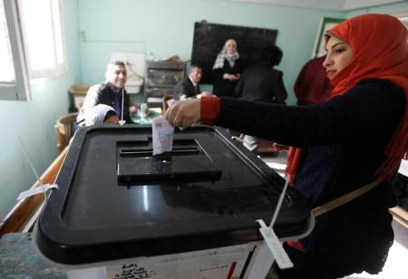 Mulher coloca voto em urna durante referendo quanto à nova Constituição do Egito, Cairo, 14 de janeiro de 2014. 