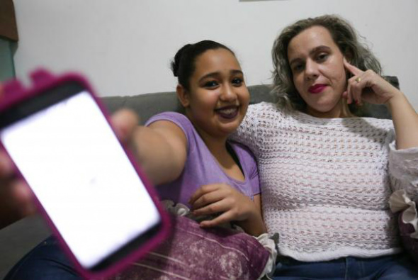 A jornalista Luzia Tremendani é mãe da adolescente Jasmine Tremendani, de 13 anos, e também monitora o conteúdo e os amigos dela nas redesFoto: Fabio Rodrigues Pozzebom/Agência Brasil