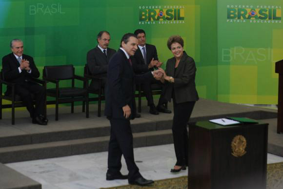 Henrique Alves toma posse no Turismo e promete ajudar na articulação política A presidenta Dilma Rousseff dá posse ao novo ministro do Turismo, Henrique Eduardo Alves, em cerimônia no Palácio do Planalto / José Cruz/Agência Brasil