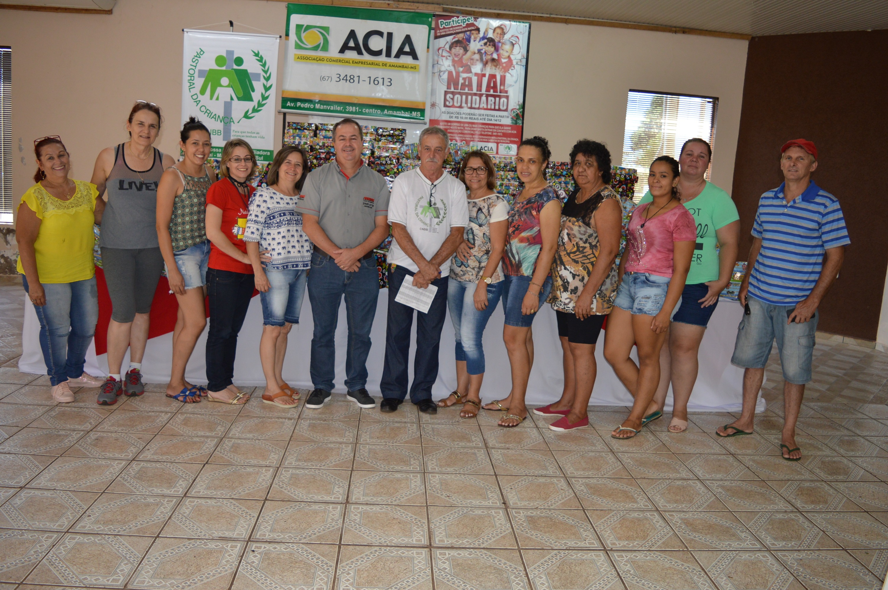 Associação Comercial de Amambai entrega brinquedos para a Pastoral da Criança Membros da Pastoral da Criança estiveram reunidos durante a entrega / Foto: Moreira Produções