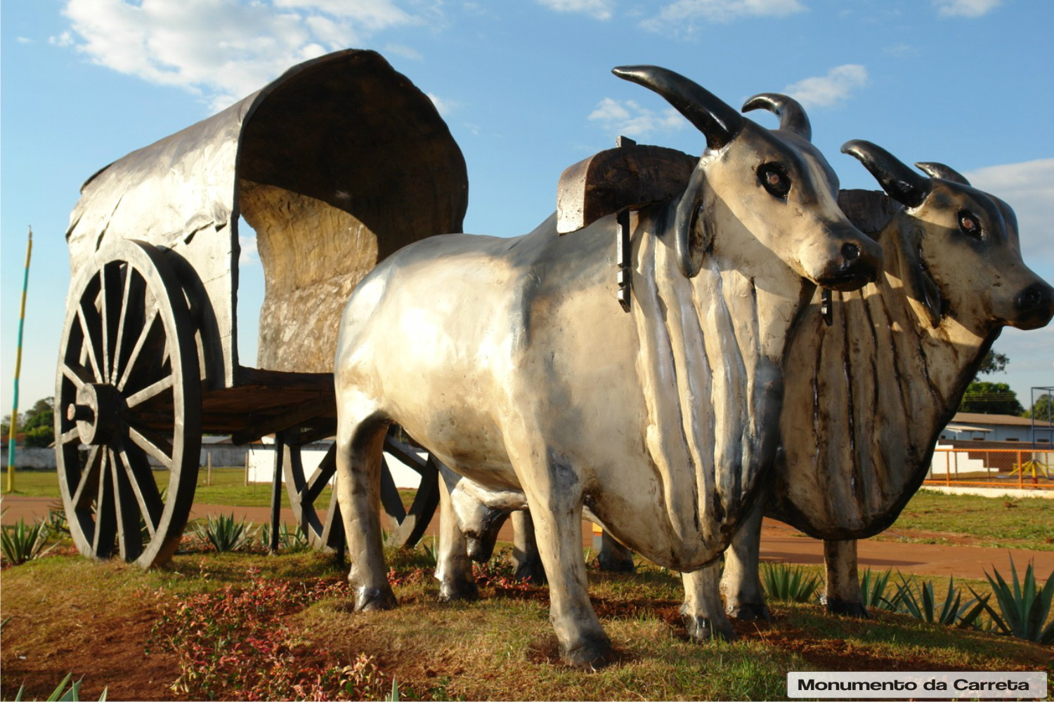 De antiga paragem de carretas a município polo da região sul de MS Monumento A Carreta na praça da vila Limeira.
