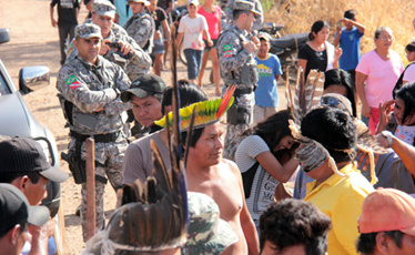 Três mil índios protestam em Sidrolândia contra enrolação na demarcação de terra Três mil índios protestam em Sidrolândia contra enrolação na demarcação de terra