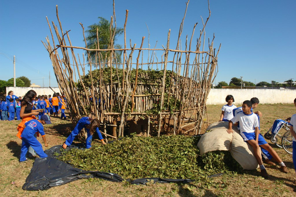 Festival do Folclore realizado pela Associação Cultural Pájaro Campana; crianças conhecem um barbaquá.