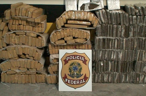 Quase meia tonelada de maconha foi apreendida com os suspeitos (Foto: PF/Divulgação)