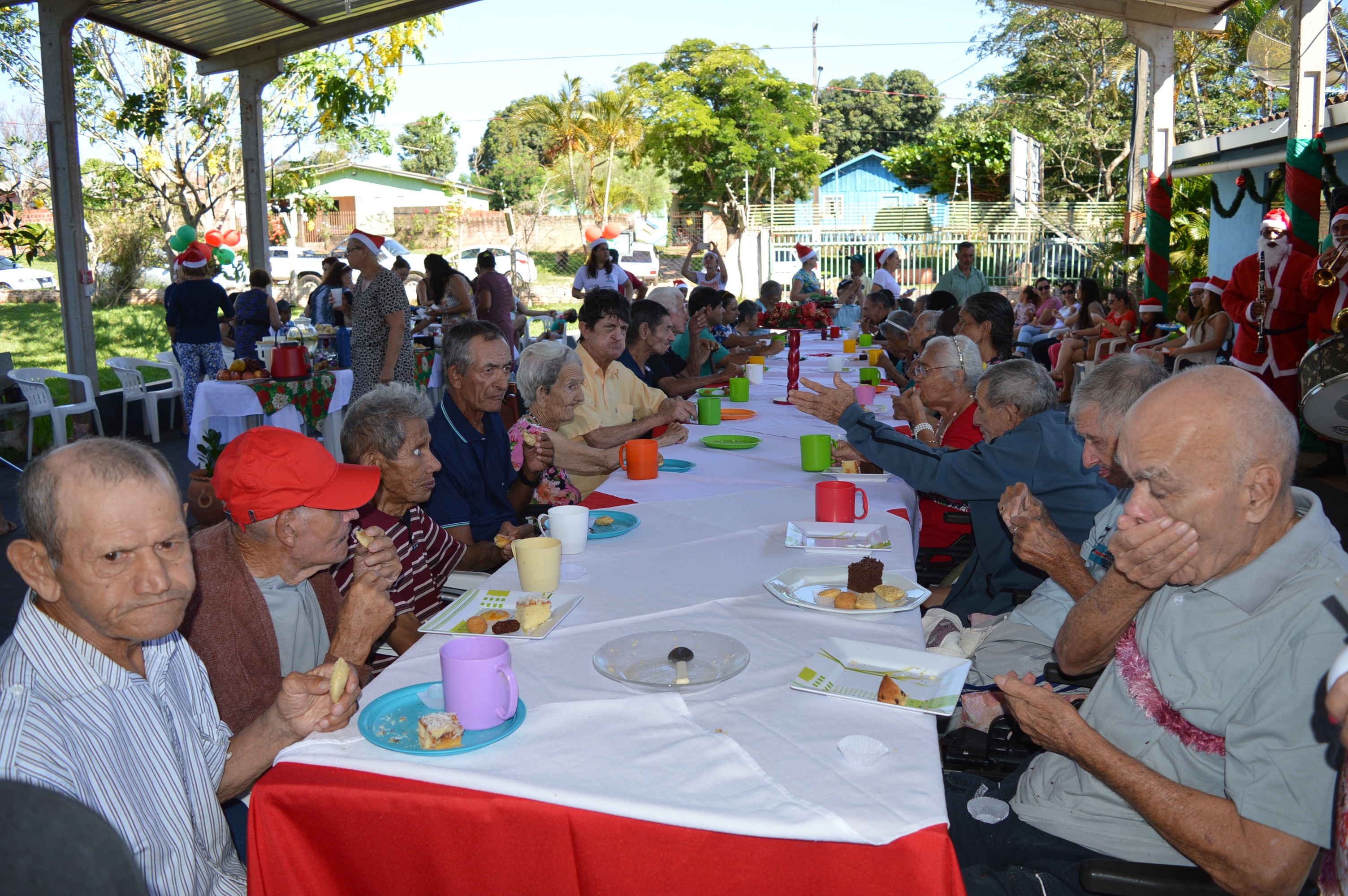 Natal foi celebrado no Lar do Idoso Frei Fabiano de Cristo, em Amambai O Lar abriga 41 idosos / Foto: Moreira Produções