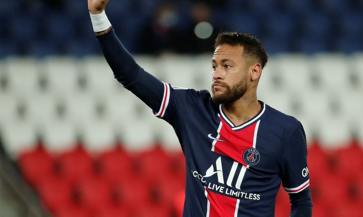 Neymar marca dois gols na vitória do PSG sobre o Angers Foto: Benoit Tessier/Reuters