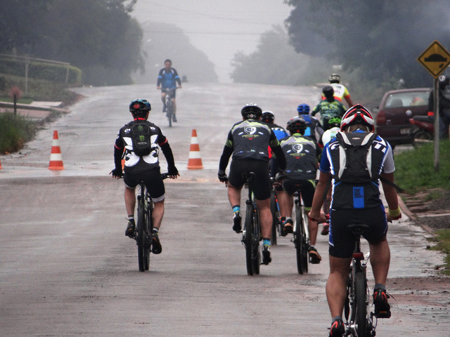Debaixo de chuva, 2º Encontro de MTB aconteceu em Amambai A chuva e o frio tornaram o evento ainda mais emocionante / Foto: Moreira Produções