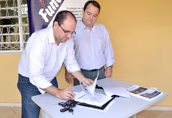 Fundect e UEMS assinam convênio para a entrega de quatro veículos Fundect e UEMS assinam convênio para a entrega de quatro veículos