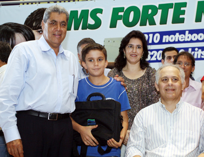 Melhores alunos de três municípios da fronteira são premiados com notebooks
