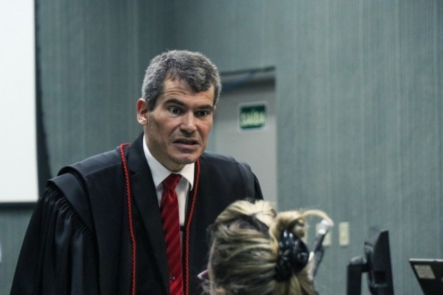 Em 700 júris, promotor já desmaiou e quebrou 3 óculos em plenário Douglas durante julgamento na semana passada. (Foto: Henrique Kawaminami)