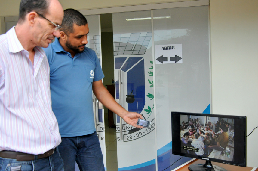 Prefeito Sergio Barbosa acompanha o teste de sinal, realizado pela equipe técnica da TV Morena / Foto: Assessoria