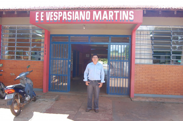 Escola Vespasiano Martins abre edital para aquisição de gêneros alimentícios Diretor da Escola Estadual Vespasiano Martins, José Carlos. Foto: Moreira Produções.