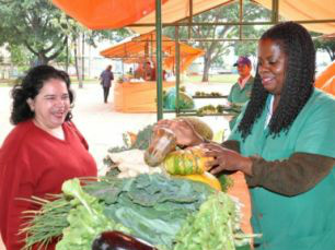 Rosa (direita) afirma que vernder pela internet será mais uma forma de escoar a produção da cooperativa em que trabalha
