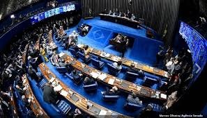 Senado mantém abono salarial para quem ganha até dois mínimos Senado mantém abono salarial para quem ganha até dois mínimos