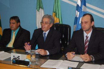 Resumo da sessão da Câmara realizada no dia 14 de fevereiro E/D - Vereadores Daniel Riquelme, Osvaldo Machado Franco (Coconho) e Luciney Bampi, membros da mesa diretora da Câmara de Amambai. Foto: Moreira Produções