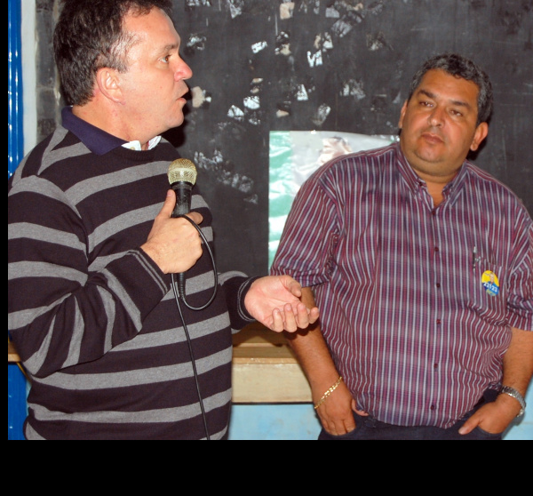 Vereador Valter Brito reivindica obra de asfalto para Amambai Deputado Federal Vander Loubet e o vereador de Amambai, Valter Brito.