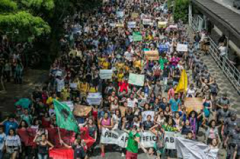 Estudantes protestam contra impeachment de Dilma no centro de São Paulo Centenas de estudantes reuniram-se, neste final de tarde de sábado (23), no Vale do Anhangabaú, no centro de São PauloFoto: Divulgação