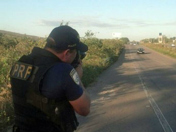 Agentes da PRF vão fazer testes com bafômetros e utilizaráradares de fiscalização (Foto: Divulgação/PRF)