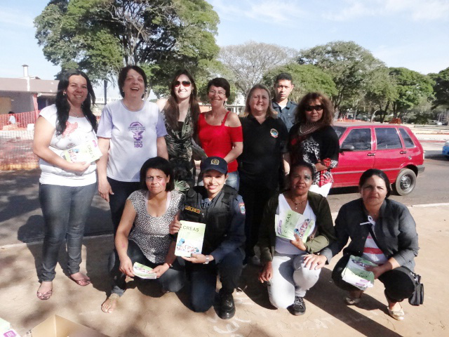 O grupo do Creas pintou os rostos para ajudar na conscientização. 