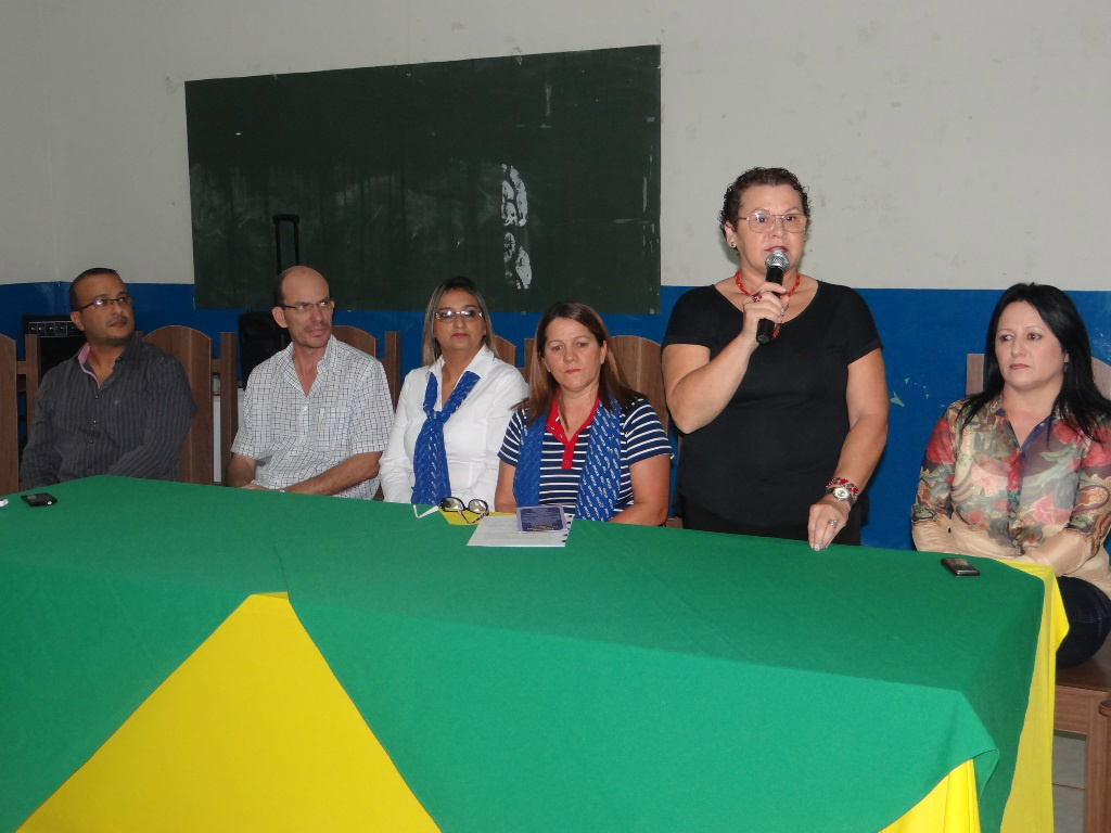 A supervisora de Educação, Elza Raymundo, com os membros da mesa diretora.