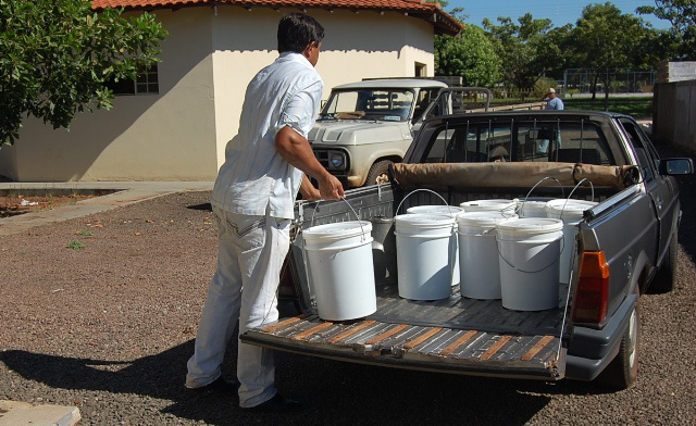 Potes cheios de mel sendo descarregados na Cooperbai. Na cooperativa, o mel é pesado, beneficiado, envazado e dsitribuído para Amambai e região. Foto: Moreira Produções.