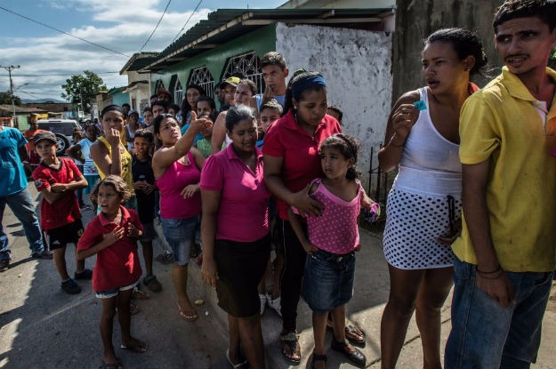 Pessoas enfrentam fila por cinco horas para comprar pão em uma pequena padaria em Cumaná, na Venezuela. Foto: Irin/Meridith Kohut