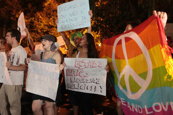 Pastores divulgam carta contra Feliciano Jovens protestam contra Feliciano em Ribeirão Preto (Foto: Célio Messias/Folhapress)