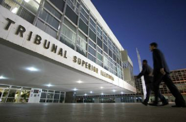 Justiça Eleitoral repassa dados de brasileiros à Serasa Justiça Eleitoral repassa dados de brasileiros à Serasa