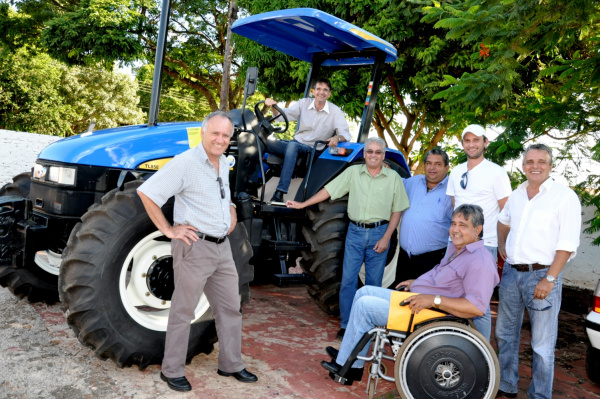Nova patrulha mecanizada beneficia pequenos agricultores em Amambai Prefeito, vereadores e a Patrulha Mecanizada.