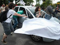 Protesto contra prisão de manifestantes bloqueia entrada da USP