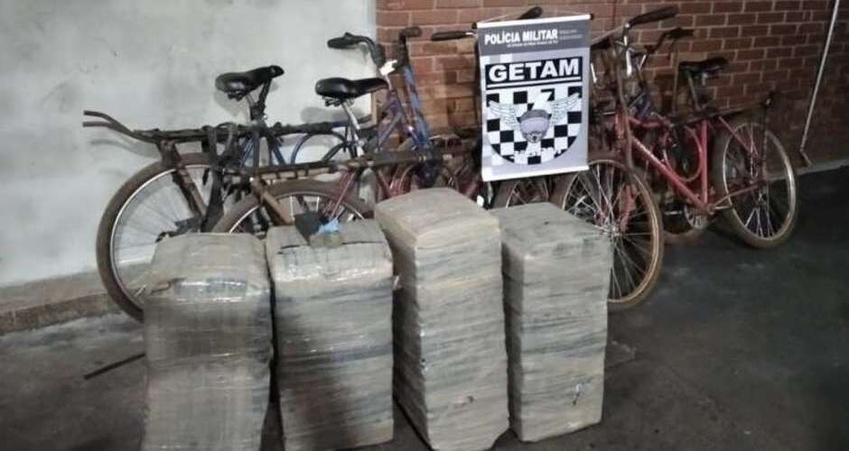 Transportando 200 quilos de maconha em bicicletas, quatro conseguem fugir Quatro fardos de maconha estavam sendo transportados em bicicletas. (Foto: Divulgação/Polícia Militar)