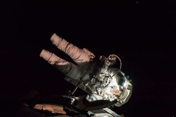 Astronautas fazem caminhada espacial de emergência para reparar computador A comandante Peggy Whitson, em foto da sua oitava caminhada, ocorrida em março deste ano, comanda a operação desta terça-feira.Divulgação/Nasa