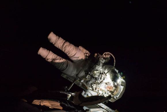 A comandante Peggy Whitson, em foto da sua oitava caminhada, ocorrida em março deste ano, comanda a operação desta terça-feira.Divulgação/Nasa