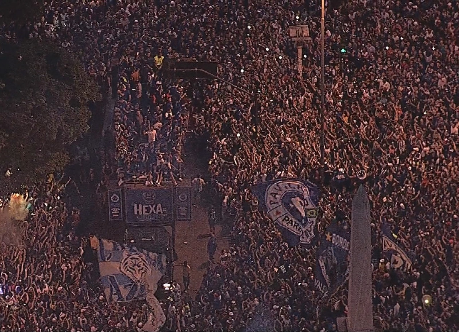 Com a taça da Copa do Brasil na mão, Cruzeiro é recebido nos braços da torcida Foto: Reprodução/TV Globo