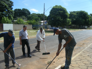 Vereador Prego com servidores da prefeitura, durante a realização de limpeza de vías públicasFoto: Assessoria