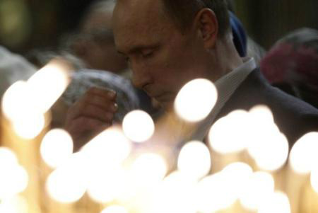 Presidente russo, Vladimir Putin, durante missa pelo Natal Ortodoxo, em igreja na cidade de Sochi.
