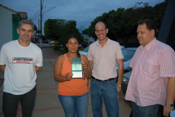 ACIA organiza campanha do Dia das Mães Marta Fernanda Vilamaior Lima, recebendo o certificado de uma moto OKm, sorteada em 2012Foto: Moreira Produções