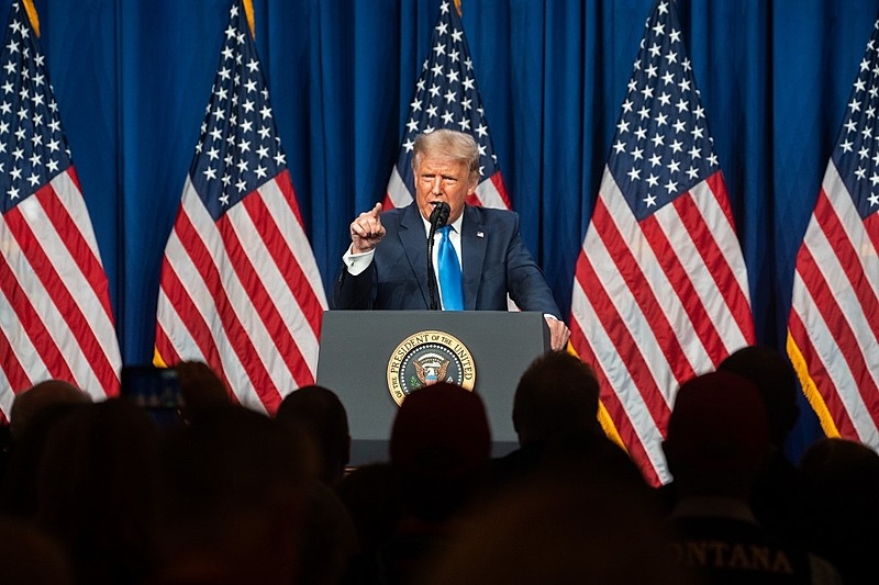Segundo porta-voz da Casa Branca, até agora, o presidente teve uma leve febre e tosse e que a decisão foi tomada apenas como “medida de precaução”. - Foto: Getty Images/AFP