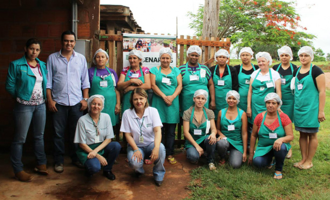 Sindicato Rural de Amambai oferece cursos gratuitos em Paranhos Mulheres do Assentamento Jatobá em Paranhos recebem curso de Produção Caseira de Pães, Bolos e salgado.