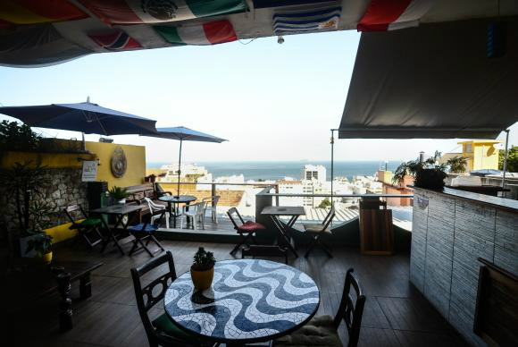Com tarifa menor, turistas buscam albergues nas favelas para os Jogos 2016 Hostels e pousadas na comunidade Babilônia, no Leme, já estão com quase 100% das reservas para a Olimpíada Rio 2016 Tomaz Silva/Agência Brasil