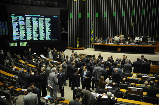 Transparência no voto de deputados opõe PT e PSDB