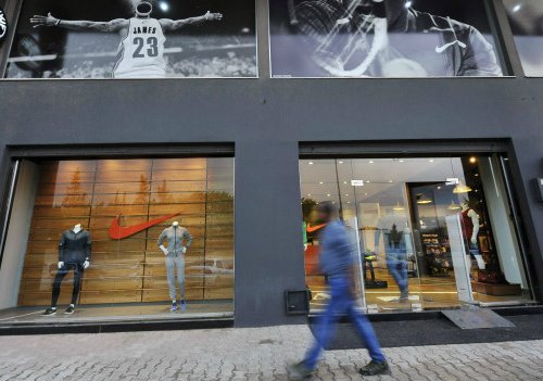 Cidades como Benghazi, na Líbia, reconstruíram suas economias e já possuem lojas de luxo