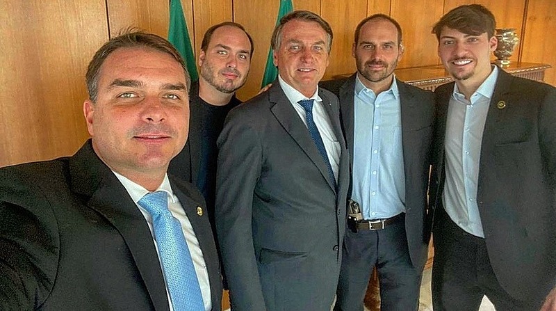 Em decisão apertada, STJ impede recuo em ação da rachadinha de Flávio Bolsonaro Quebra do sigilo de Flávio Bolsonaro mostra que esquema da rachadinha transbordava para outros gabinetes da família - Reprodução