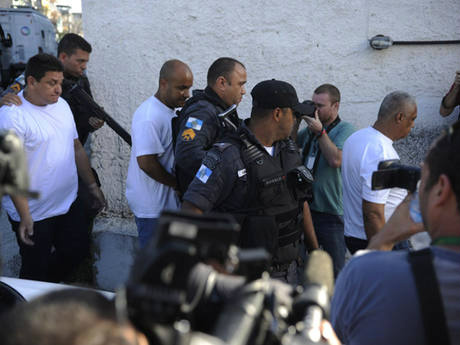 Policiais que arrastaram mulher em viatura são soltos