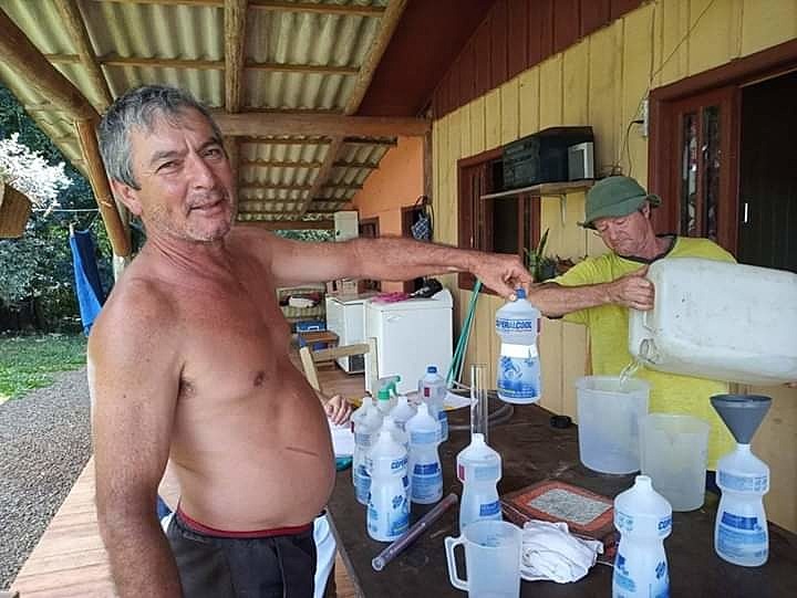 Produtores do assentamento 1º de Maio, em Santa Catarina, produziram álcool 70% em parceria com a UFSC. Na foto, o assentado Lulis Girotto mostra o resultado - Foto: Arquivo pessoal