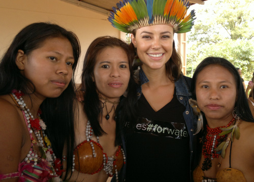Paolla Oliveira visita aldeia Amambai Paolla participou de atividades em comemoração ao Dia do Índio / Foto: Divulgação