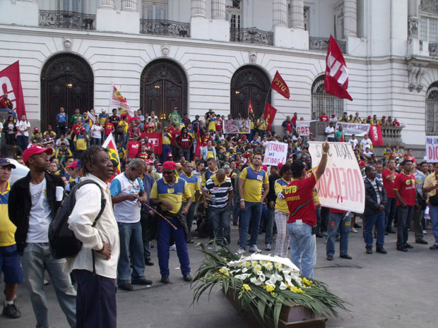 Grevistas dos Correios fazem manifestação em frente ao Ministério da Comunicação
