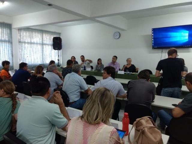 Mirlene Damázio chegou a abrir reunião, mas cancelou em seguida e se retirou da sala (Foto: Direto das Ruas)