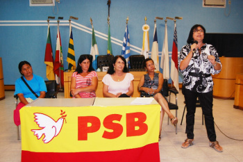 Plenária do PSB Mulher de Amambai propõe criação do grupo Mulheres Indígenas A palestrante e assistente social, Maria Salete Ribeiro.