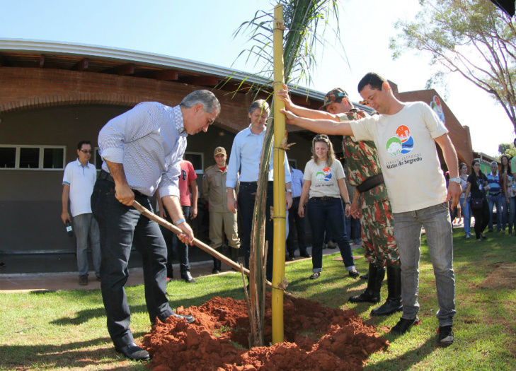 Na inauguração, governador plantou uma muda da espécie pindó / Foto: Chico Ribeiro